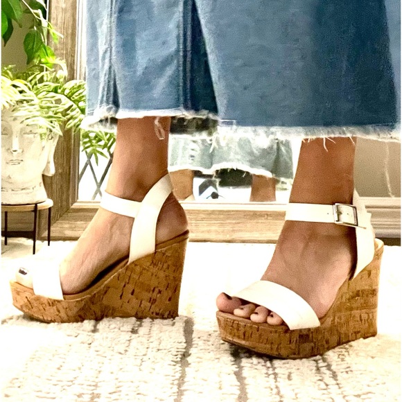 Report White Leather Strap Sandals - Size 10 - Picture 2 of 4